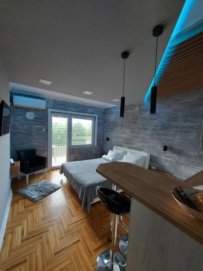 Apartman Studio Milica I Subotica Buitenkant foto